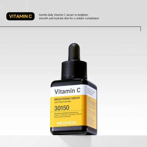 En liten svart flaska med pipett, märkt Vitamin C Brightening Serum, placerad på en vit yta.