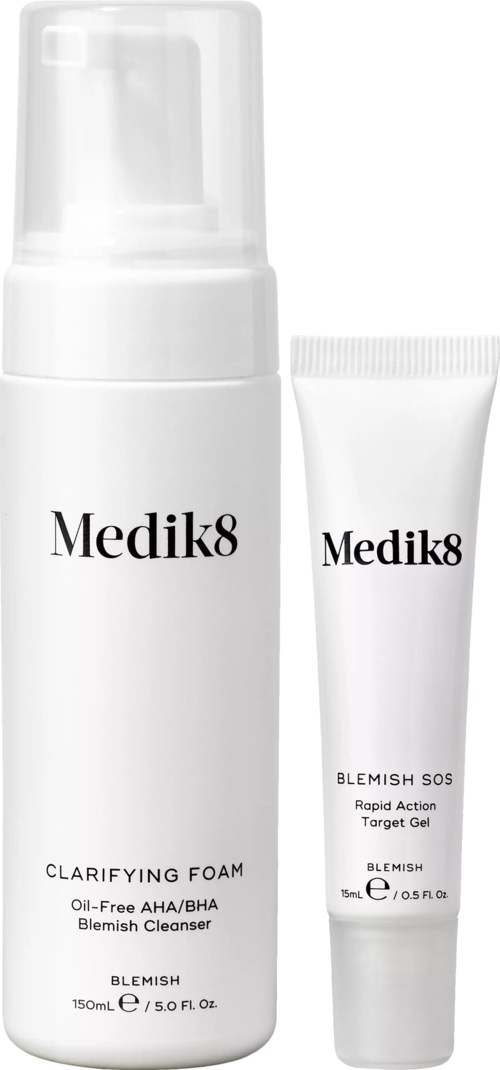 Zwei weiße Hautpflegeflaschen mit schwarzem Text, eine lange Pumpflasche und eine kleine Tube, beschriftet Medik8.