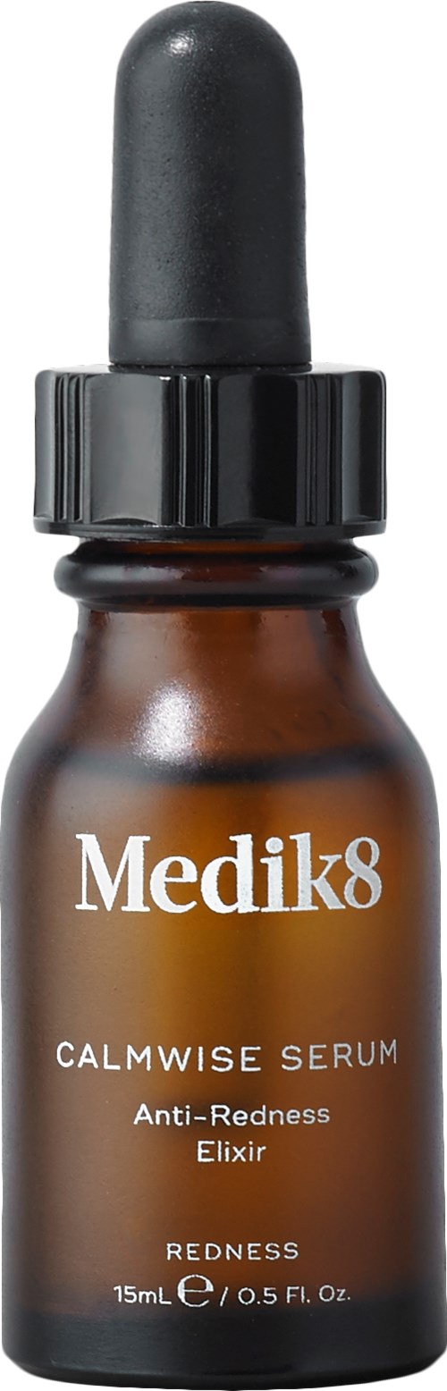 Kleine braune Flasche mit schwarzem Tropfverschluss, beschriftet Medik8 Calmwise Serum gegen Rötung.