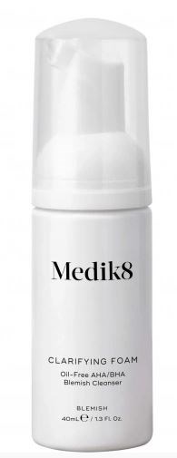 En hvit flaske merket Medik8 Clarifying Foam, en mild rens for kviser og uren hud, med pumpe.