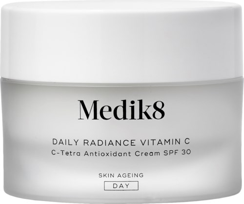 Ein weißer Behälter mit schwarzen Text, Titel Medik8, beschreibt eine Vitamin C Gesichtscreme gegen Hautalterung, SPF 30, für den täglichen Gebrauch.