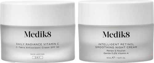 Zwei Medik8 Hautpflegegläser, eins für tägliches Vitamin C und eins für Nachtcreme, mit weißen Deckeln und einfachen Etiketten.
