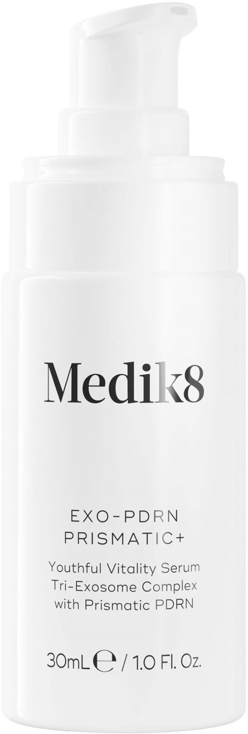 Valkoinen pullo pumpulla merkityllä Medik8-merkinnällä, sisältää ihonhoitoseerumin nimeltä Exo-PDRN Prismatic Plus, 30 ml.
