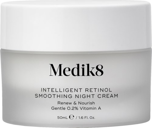 Ein weißer Behälter mit der Aufschrift Medik8, enthält Nachtcreme mit Retinol, Vitamin A, 50 ml.