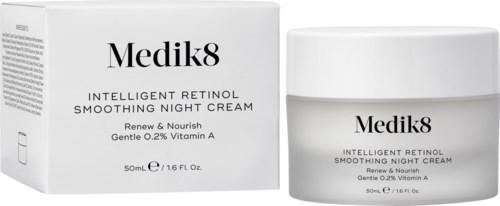 Das Bild zeigt ein weißes Glas und eine Schachtel mit Medik8 Nachtcreme, Text über Retinol und Vitamin A.