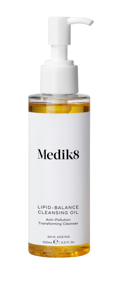 Eine klare Flasche mit Pumpe enthält Medik8 Lipid-Balance Reinigungsöl, das für die Hautreinigung und den Schutz vor Umweltverschmutzung gedacht ist.