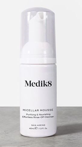 En vit flaska med pump, märkt Medik8, innehåller micellärt skum för rengöring och näring av huden.