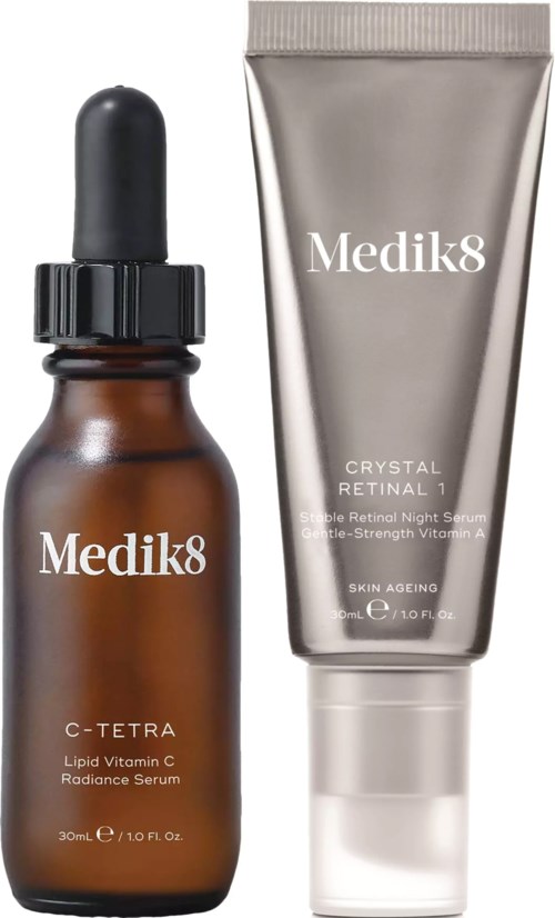 Zwei Medik8 Hautpflegeprodukte: eine braune Tropfflasche und eine silberne Tube, für Hautverjüngung und Nachtserum.