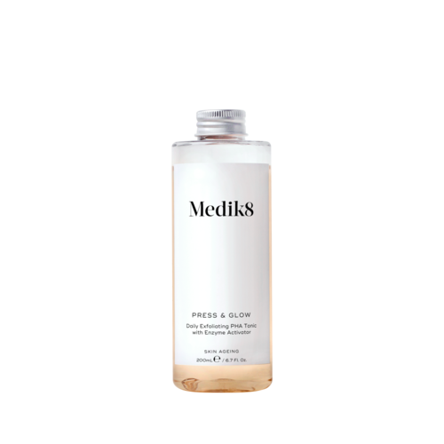 Valkoinen pullo merkitty Medik8, sisältää Press & Glow kuorintamaisen tonic-ihoon.