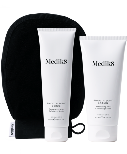 Twee witte tubes met het label Medik8, één is een lichaamspeeling en de andere een lotion, met een zwart etui erachter.
