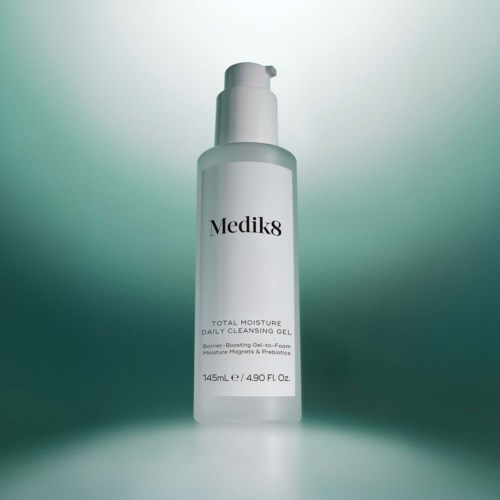 Valkoinen Medik8-huoltoainepullo pumppupäällä, merkinnällä Total Moisture Daily Cleansing Gel, 145 ml.