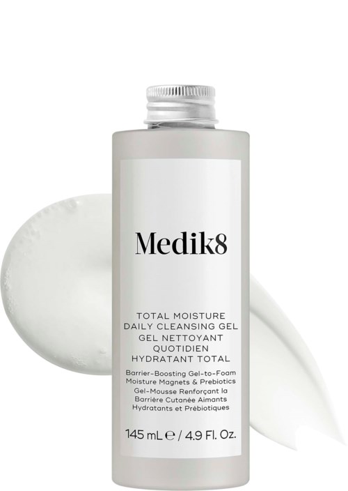 Valkoinen pullo, jossa musta teksti Medik8 Total Moisture Daily Cleansing Gel, ja sen vieressä on maitomainen geeli.
