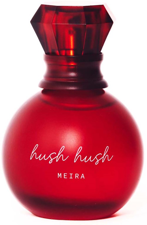 Eine runde rote Parfümflasche mit einem großen, roten, facettierten Verschluss. Das Etikett sagt hush hush MEIRA.
