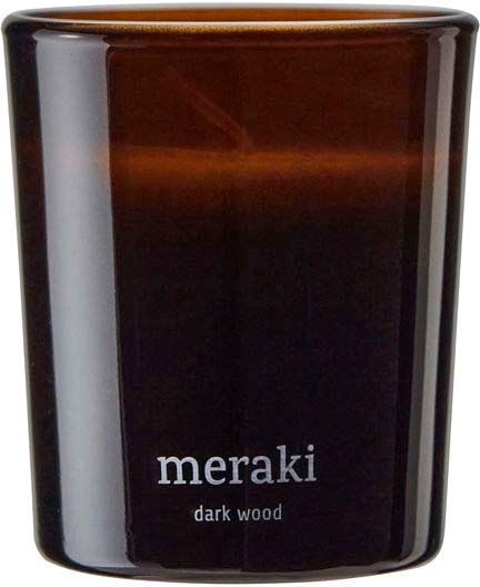 En mörkfärgad ljuslykta märkt 'meraki dark wood' i ett svart glas.