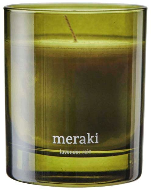 Ein grünes Glas mit einer brennenden Kerze. Es steht "meraki" und erwähnt Lavendelduft.
