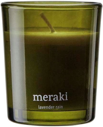 Eine grüne Kerze in einem Glas mit der Aufschrift 'meraki lavender rain'.