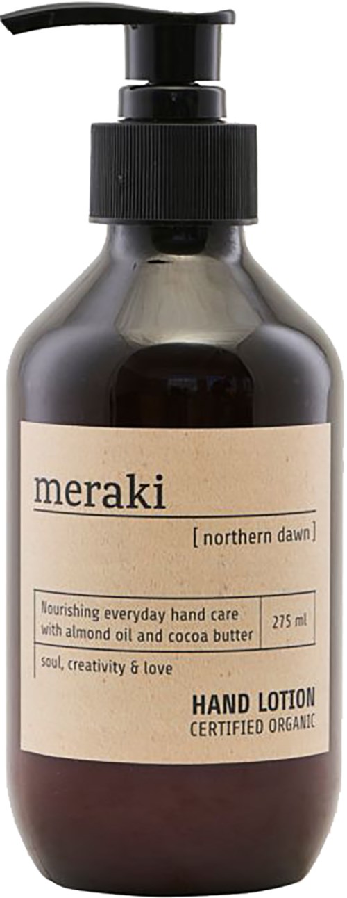 En mörk pumpflaska märkt Meraki hand lotion, med ljus etikett, innehåller närande ekologisk handvård med mandel och kakao.