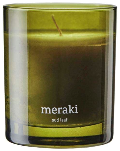 Eine grüne Duftkerze im Glas, beschriftet 'meraki oud leaf'.