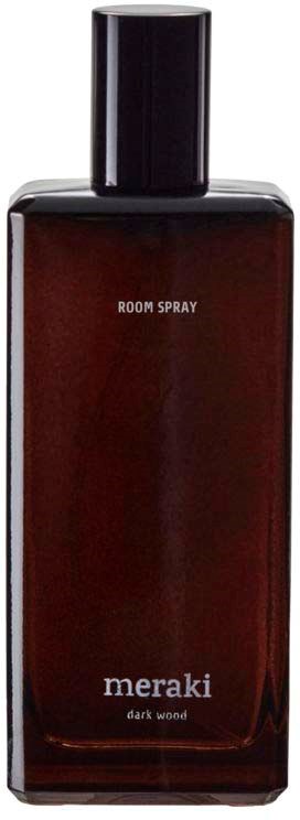Eine dunkelbraune Flasche mit schwarzem Deckel, beschriftet 'meraki dark wood' und 'room spray'.