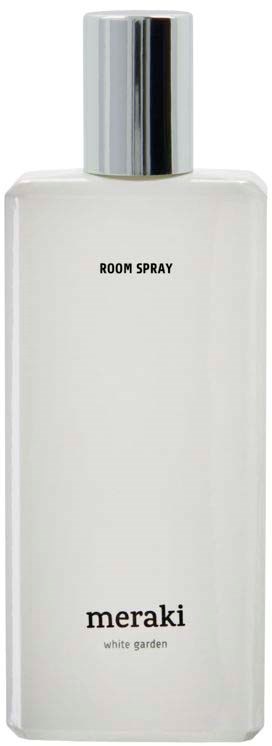 Valkoinen suihkepullo, jossa lukee "Room Spray" ja "meraki white garden", ja siinä on hopeinen suutin.