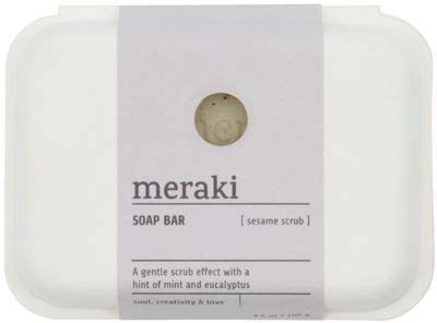 Saippualista nimeltä 'meraki' ja sisällä 'sesame scrub' ja tuoksuu piparmintulta ja eukalyptukselta.