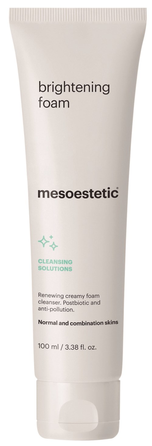 En hvit tube merket 'brightening foam' av mesoestetic, laget for rensing av normal og kombinasjonshud.