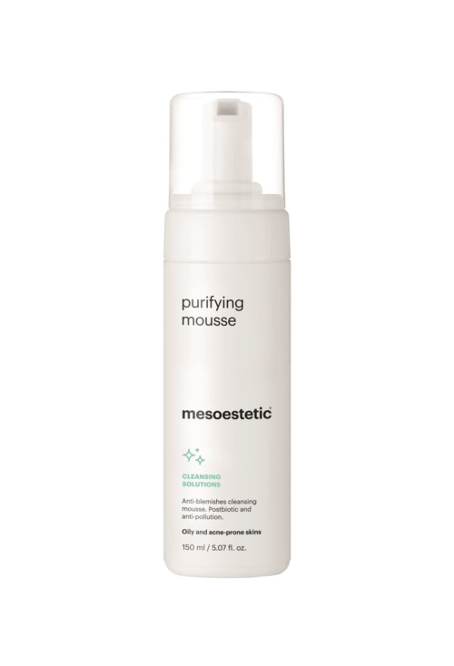 Eine weiße Flasche mit der Aufschrift 'purifying mousse' von mesoesthetic, zur Hautreinigung, besonders bei fettiger oder zu Akne neigender Haut.