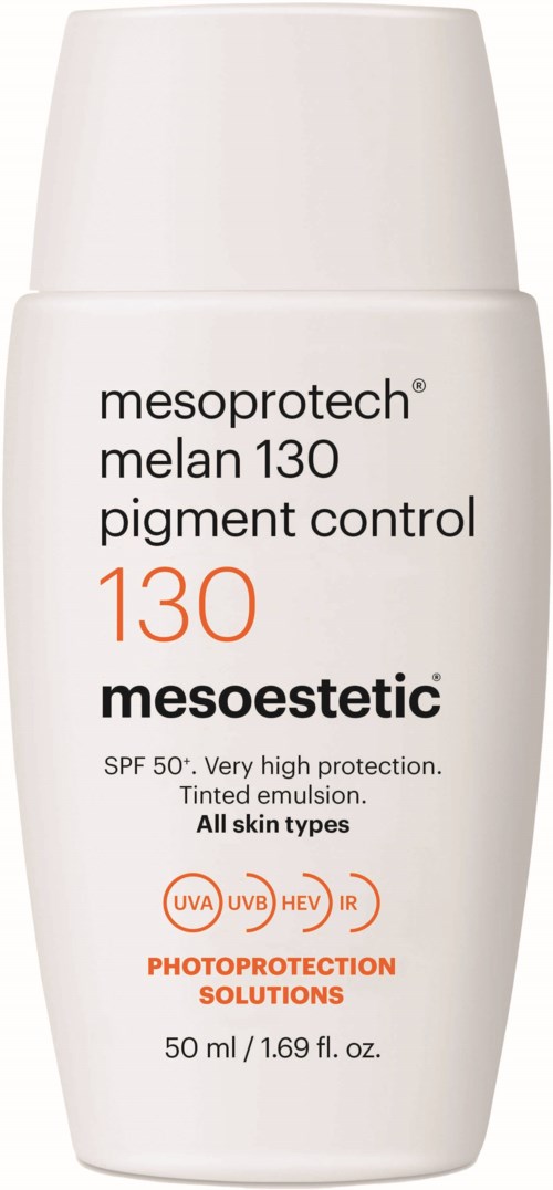 Eine weiße Flasche mit mesoprotech melanin 130 pigment control Sonnencreme mit SPF 50, für alle Hauttypen.