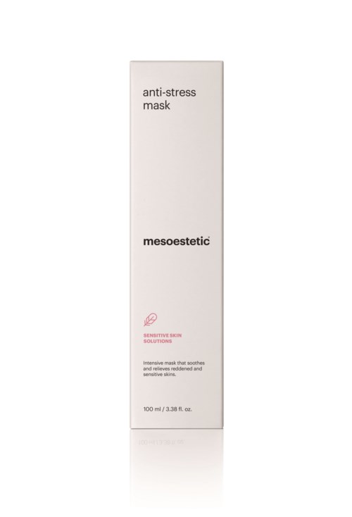 Eine weiße Box mit der Aufschrift 'anti-stress mask' und der Marke 'mesoestetic', die sie als beruhigend für empfindliche Haut beschreibt.