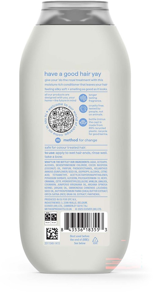 Baksidan av en vit schampoflaska med blå text och QR-kod, främjar hårvård och ingrediensinformation.