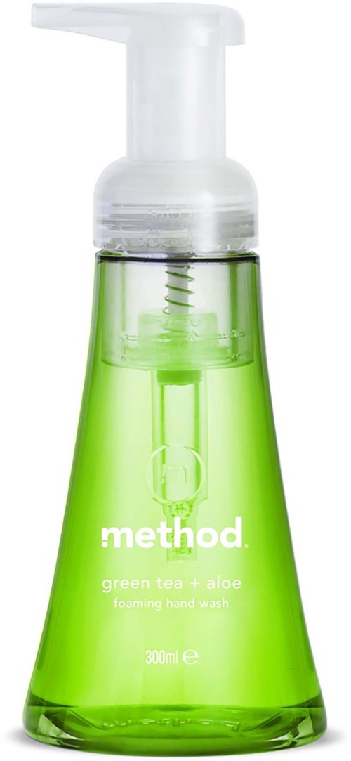 En grön vätska för handtvätt i en klar plastflaska med vit pump, märkt method grönt te och aloe. 300 ml.