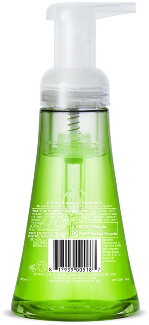 Transparent grönt flytande tvålbehållare med vit pump, etikett med text och streckkod på baksidan.