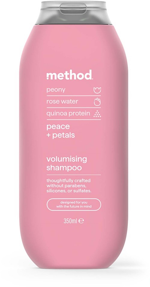 Pink schampoflaska med vit text som nämner ingredienser som pion, rosenvatten, quinoa protein och blomsterblad. 350ml.