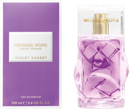 Violet Sunset -tuoksupullo, jossa läpinäkyvä pakkaus ja kultaetuliitteet. Lilan värinen neste. Michael Kors -merkki.