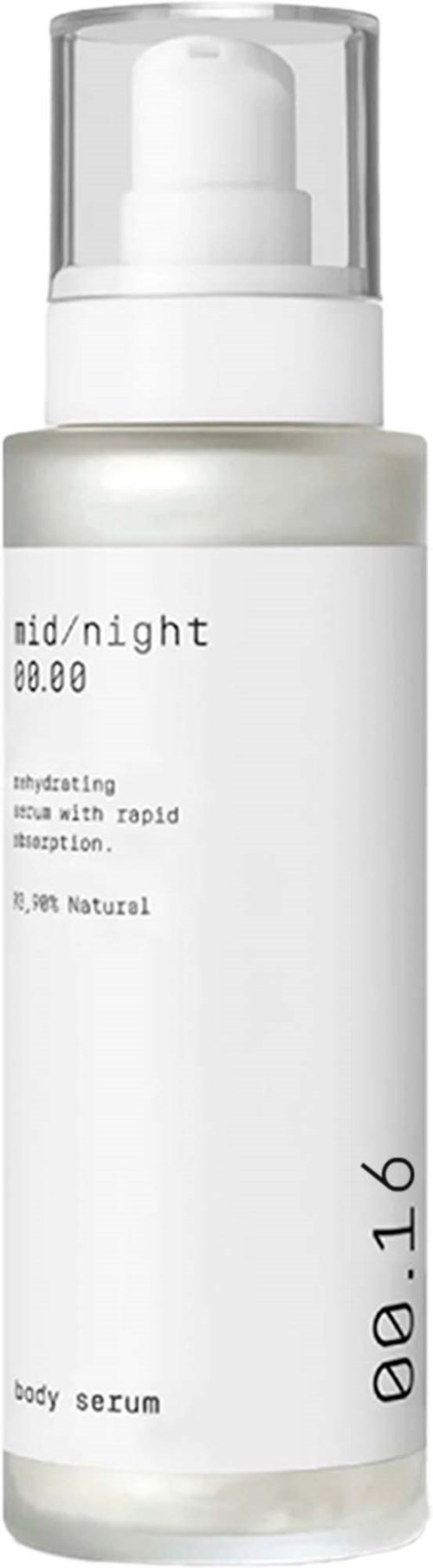 Eine weiße Flasche mit Pumpe, beschriftet als Body Serum 'mid/night 0.00' mit minimalistischem Textdesign.