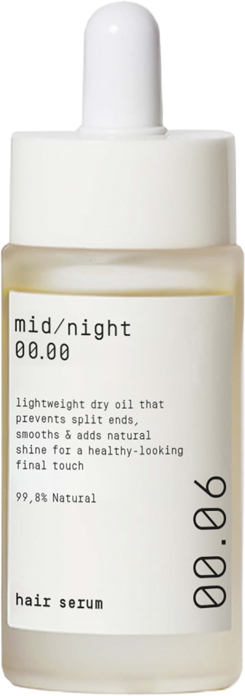 Witte fles met druppelaar, gelabeld als haarserum voor de nacht, natuurlijke ingrediënten, voorkomt gespleten haarpunten, geeft glans en gladheid.