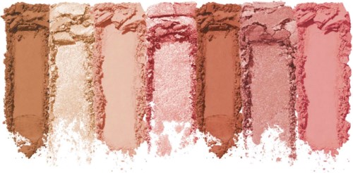 Ulike nyanser av blush og highlighter prøver fra lys beige til mørk rosa.