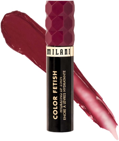 Lipgloss tube met diepe rode kleur, merknaam Milani, en 'Color Fetish'-label op zwart en goud verpakt.