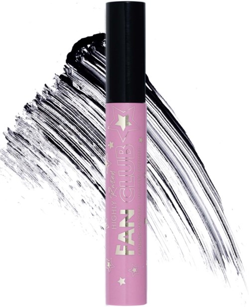 Lyserosa eyeliner-penne med "FAN CLUB"-merke og stjerneillustrasjoner, plassert mot svarte penselstrøk på hvit bakgrunn.