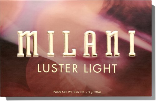 En förpackning av Milani Luster Light ögonskugga med en rosa och lila bakgrund. Texten är i guld och vitt.