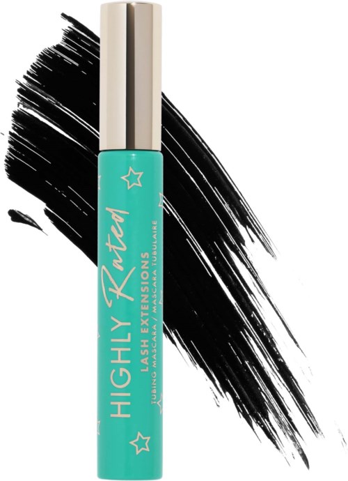 Ein türkisfarbener Mascara-Tube mit weißen Schriftzug und silberner Kappe, neben schwarzen Mascara-Strichen.