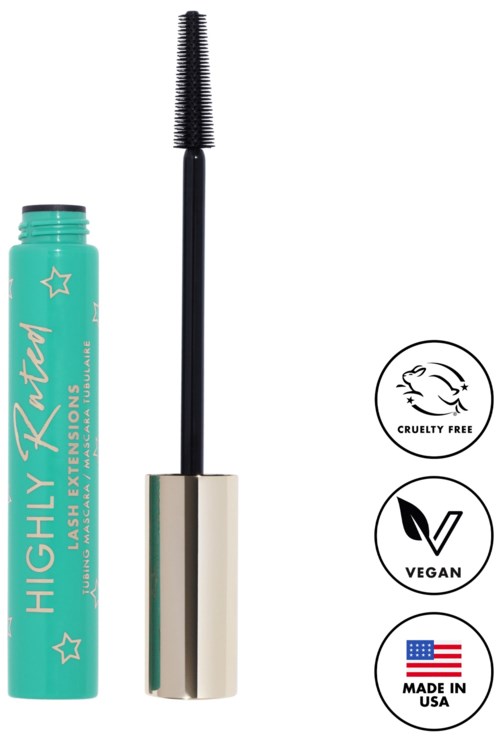 Ein türkisfarbener Mascara-Tube mit einem schwarzen Bürstchen, drei Symbole zeigen cruelty-free, vegan und in den USA hergestellt.