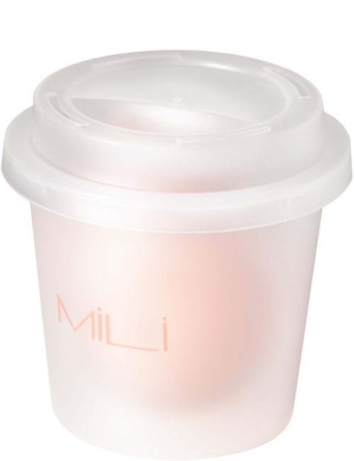 Valkoinen kuppi kannella, merkinnällä "MiLi," mahdollisesti juomalle tai ruoalle. Yksinkertainen ja siisti muotoilu.