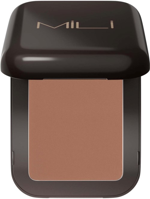 Een compact make-up poeder met een zwarte deksel en de merknaam M·A·C. Het poeder is beige.