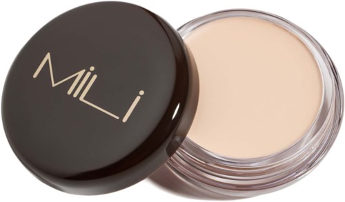 Ein kleiner runder Behälter mit Beigefarbener Creme und einem schwarzen Deckel mit "Mii".