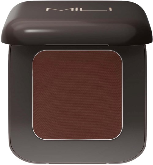 En makeup-compact med rödbrun pressad puder och svart lock, delvis öppen.