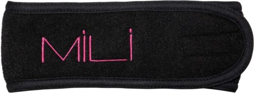 En svart etui med rosa brodert tekst 'MİLİ'. Det ligner en blyant- eller makeup-veske.