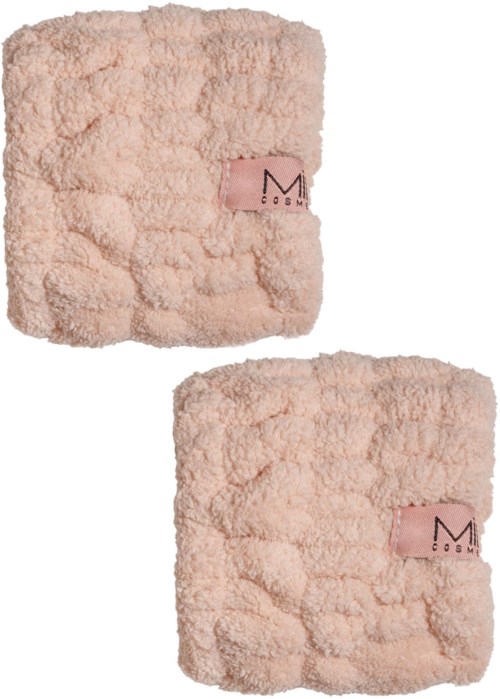 Twee zachte, roze, pluizige vierkanten met een klein label dat zegt 'M COSM'.
