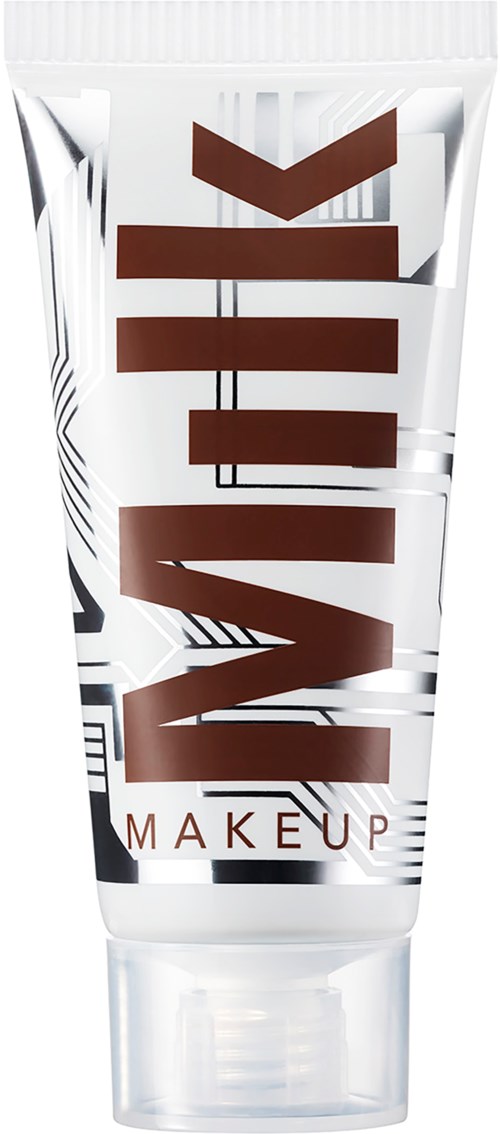 Victoria Make Up logo op een witte tube met zwarte en bruine ontwerp elementen.