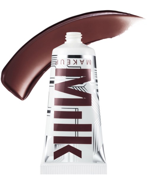 En vit makeup-tub med fet, brun text och ett brunt streck av produkt ovanför.